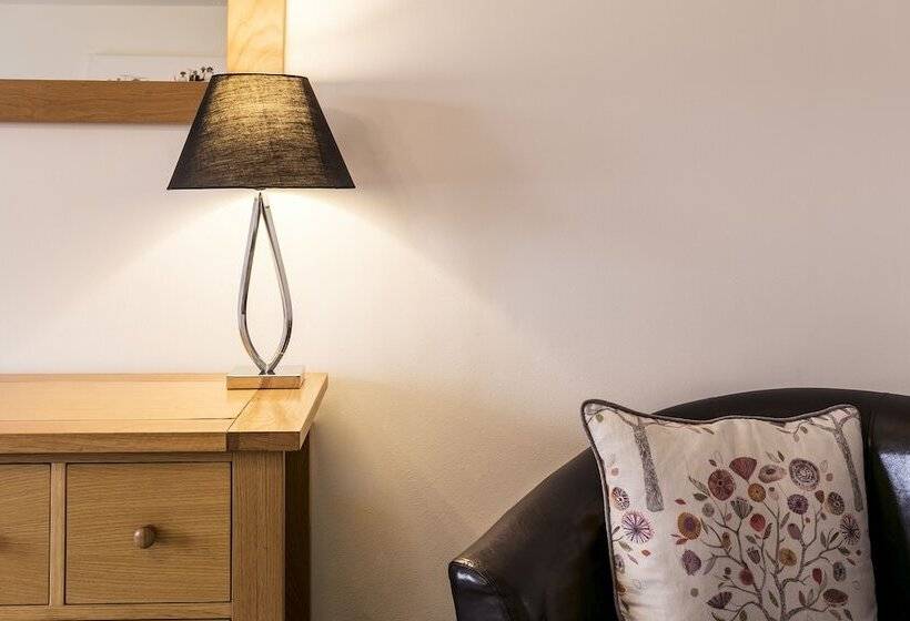 패밀리 룸, The Gamekeeper S Inn