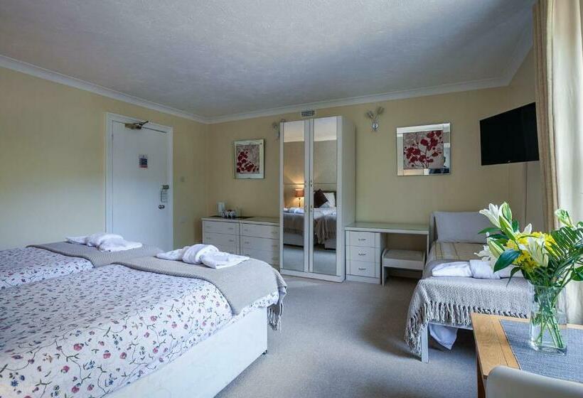 اتاق خانوادگی, The Hotel Balmoral   Just For Adults