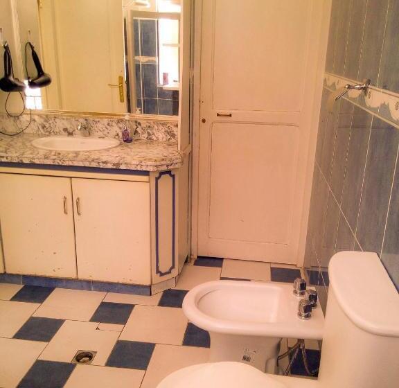 اتاق خانوادگی با سرویس بهداشتی مشترک, Belmont B&b