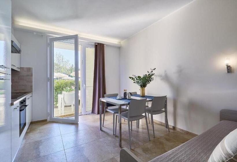 דירת חדר, Golden Apartments