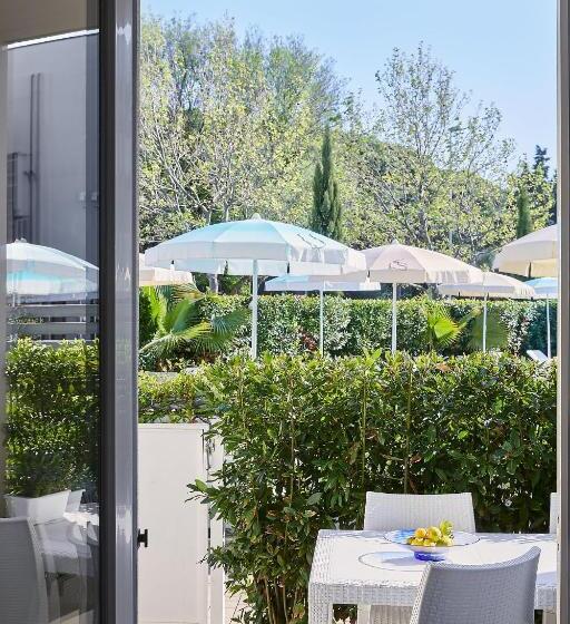 דירת שני חדרים, Golden Apartments