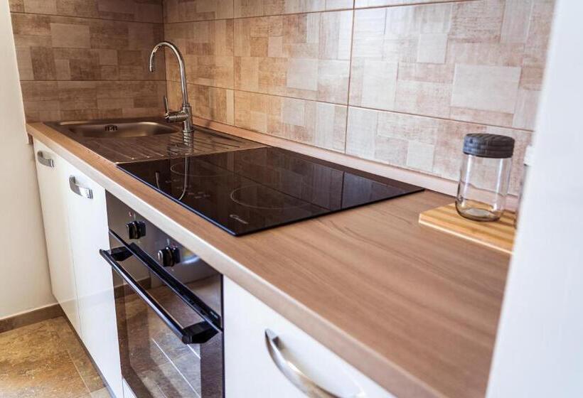 דירת שני חדרים, Golden Apartments