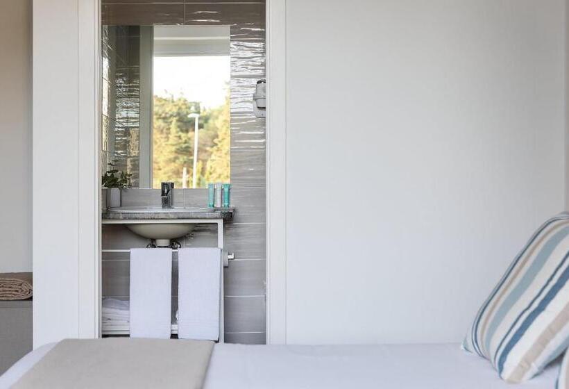 דירת שני חדרים, Golden Apartments