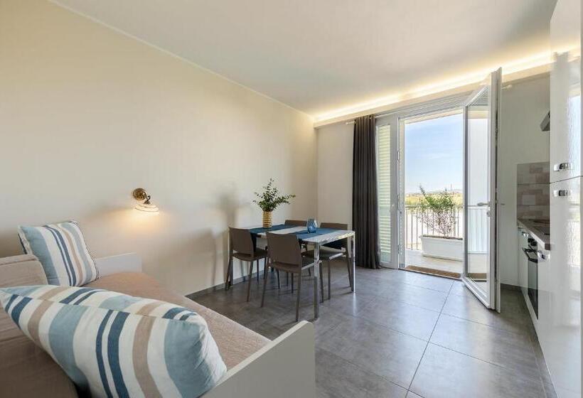 דירת שני חדרים, Golden Apartments