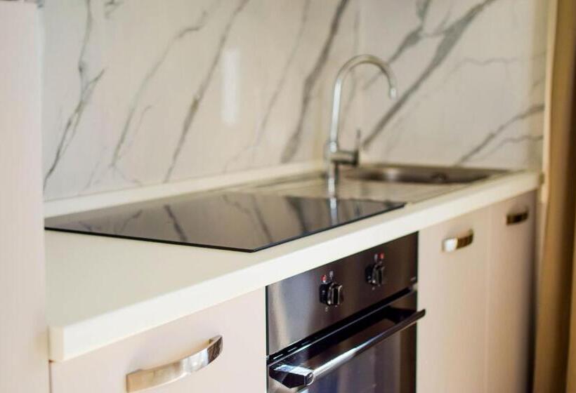 סוויטה עם ג'קוזי, Golden Apartments