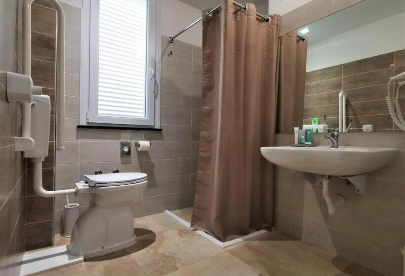 דירת חדר בקומת קרקע, Golden Apartments