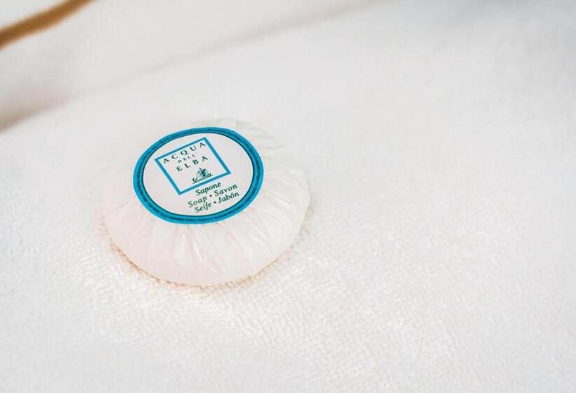 דירת חדר בקומת קרקע, Golden Apartments