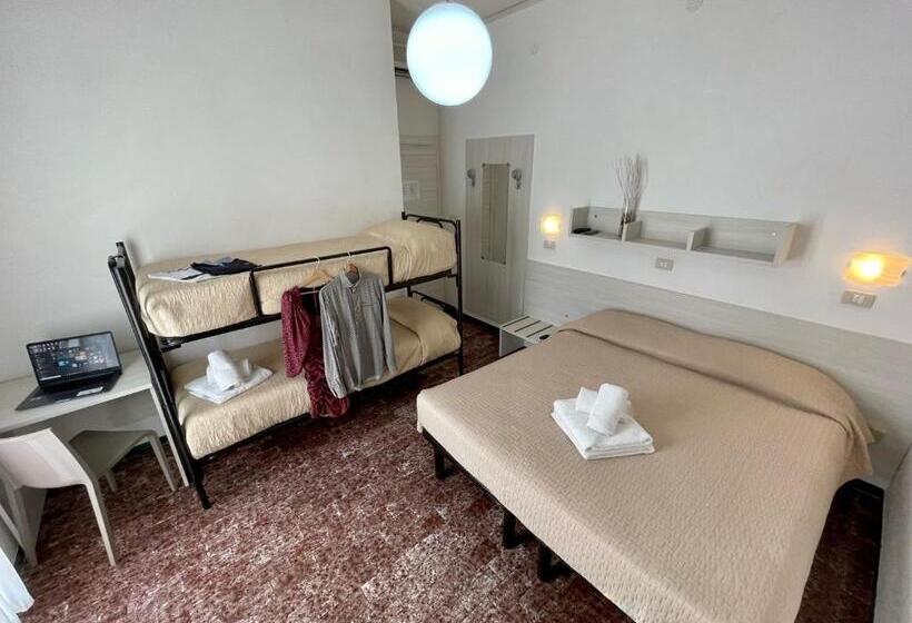 スタンダード4人部屋, Napoleon