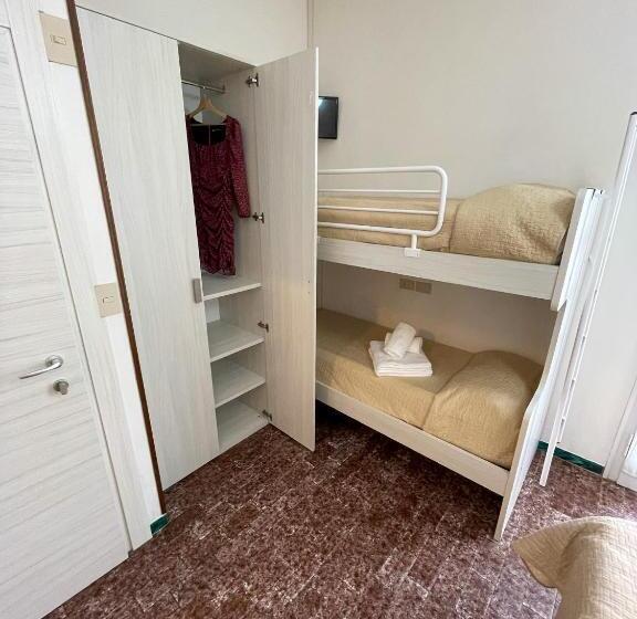 スタンダード4人部屋, Napoleon