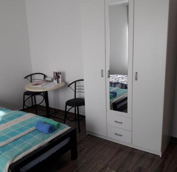 اتاق استاندارد سه نفره, Hedonist