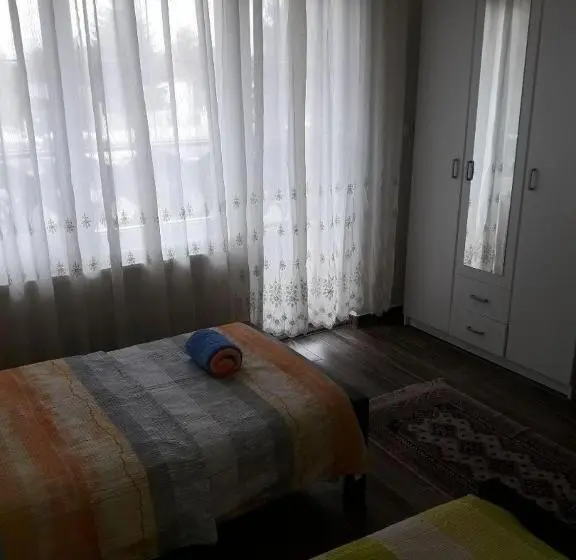 اتاق استاندارد سه نفره, Hedonist