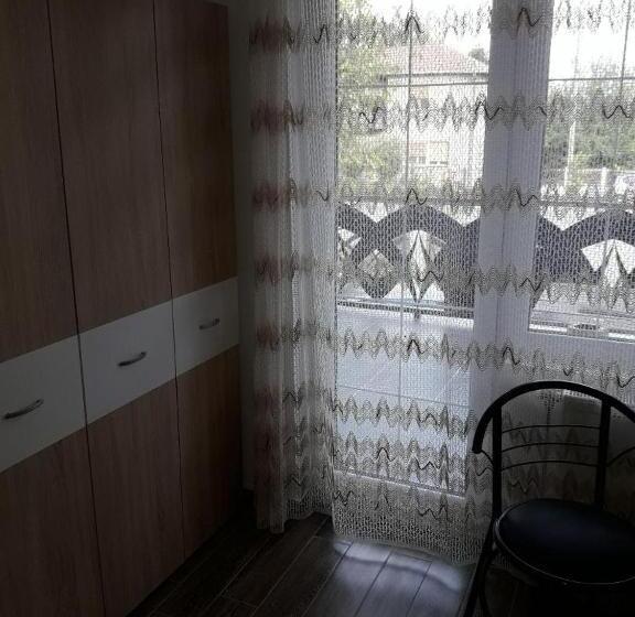 اتاق لوکس با بالکن, Hedonist