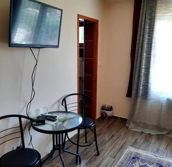 اتاق راحتی سه تخته, Hedonist