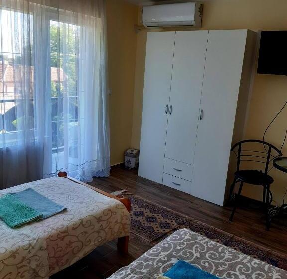 اتاق استاندارد با بالکن, Hedonist