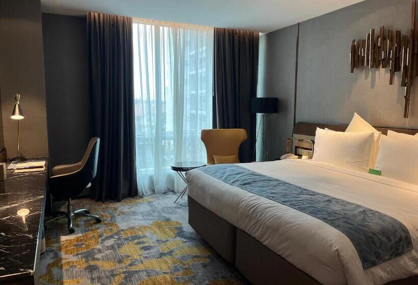 اتاق لوکس با تخت بزرگ, Ames