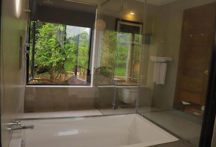 디럭스 스위트 킹 침대, Sigiriya King S Resort