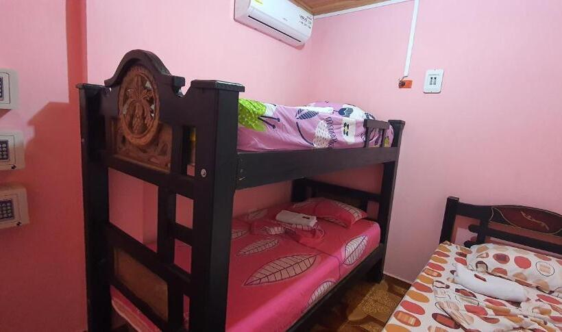 ルームシェアのワンベッド, Hostal Happy Day