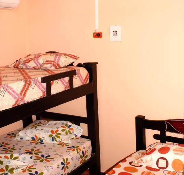 ルームシェアのワンベッド, Hostal Happy Day