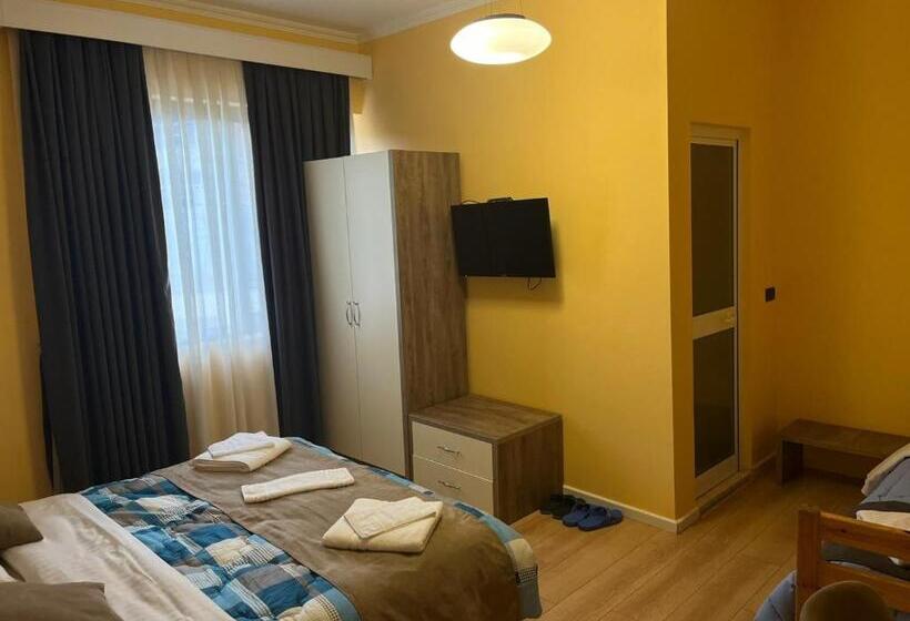 חדר קומפורט לשלושה, Marion