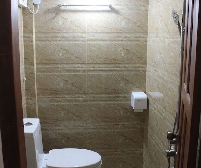 تختخواب در اتاق مشترک, The Old Moulmein Hostel