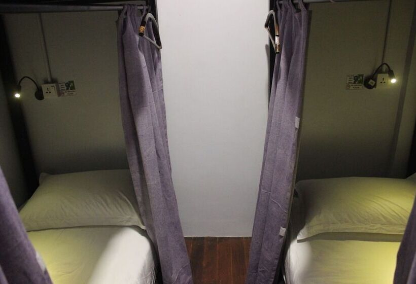 تختخواب در اتاق مشترک, The Old Moulmein Hostel