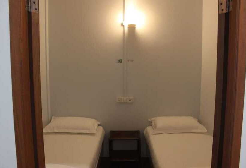 اتاق استاندارد با سرویس بهداشتی مشترک, The Old Moulmein Hostel