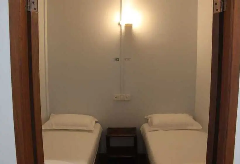 اتاق استاندارد با سرویس بهداشتی مشترک, The Old Moulmein Hostel