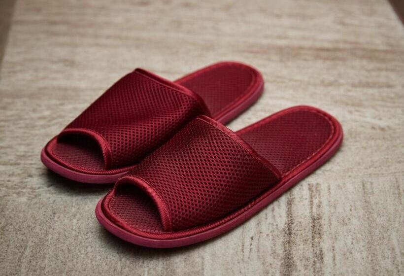 سرير فى غرفة مشتركة مزودة بحمام مشترك, Grand Cabin Hotel Naha Oroku