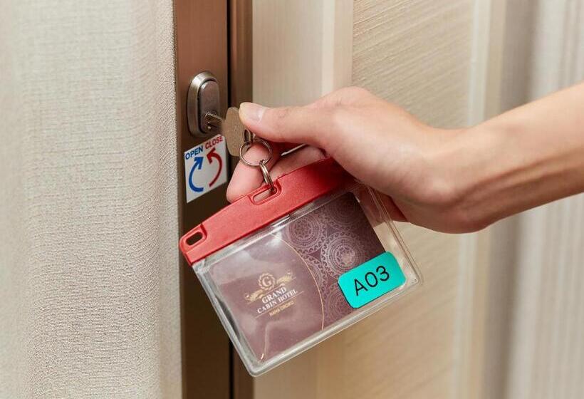 带共用卧室公用房间的床, Grand Cabin Hotel Naha Oroku