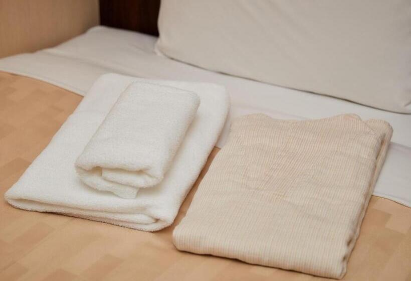 מיטה בחדר מעונות עם מקלחת משותפת, Grand Cabin Hotel Naha Oroku