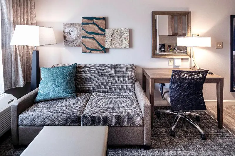 キングサイズベッドのスイートルーム, Staybridge Suites Montgomery   Downtown, An Ihg