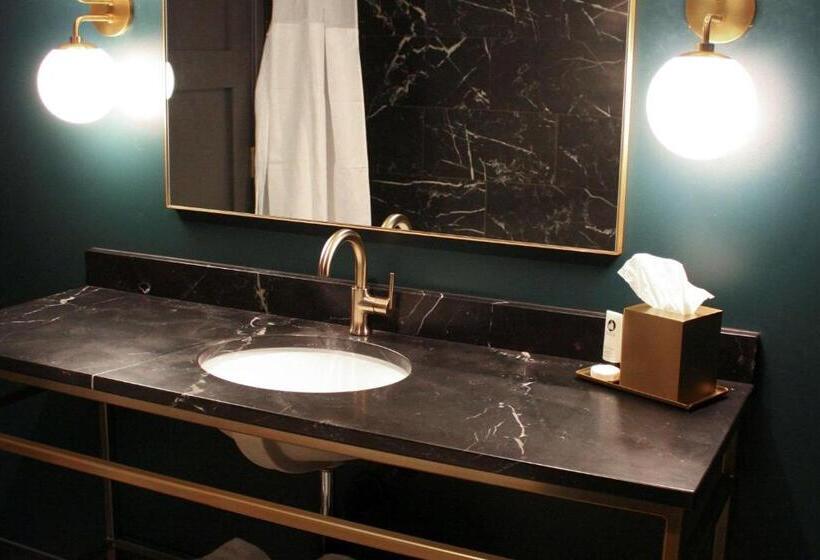 غرفه قياسيه سريرين مزدوجين, The Inn Hotel, Ascend Hotel Collection