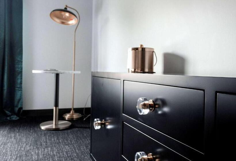 غرفة قياسية سرير كينج لذوى الإحتياجات الخاصة, The Inn Hotel, Ascend Hotel Collection