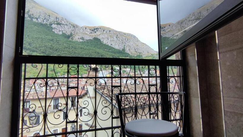 جناح جونيور, Mastrodattia