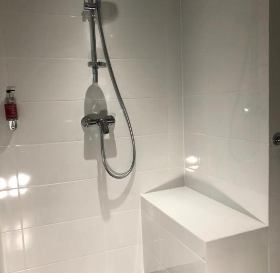 חדר סטנדרט, Oskar