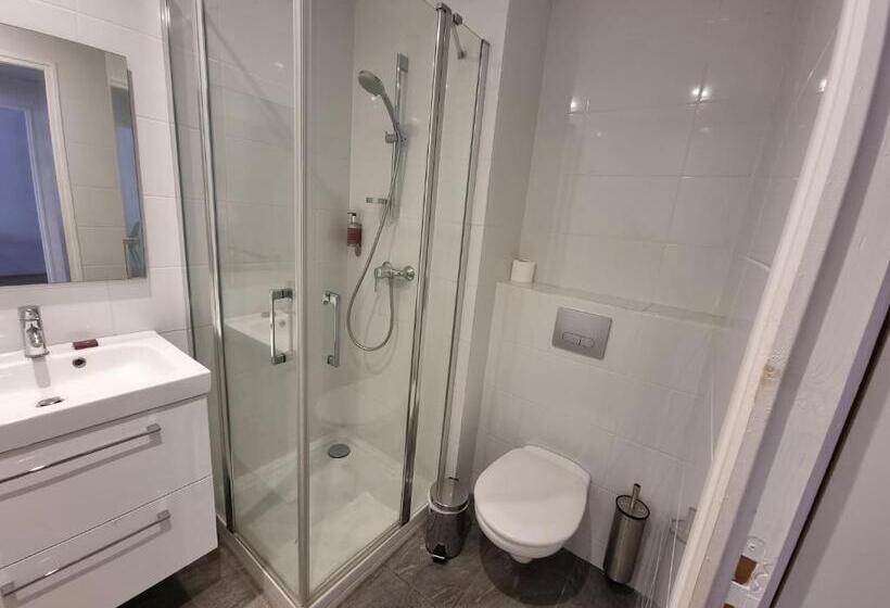 דירת חדר, Oskar