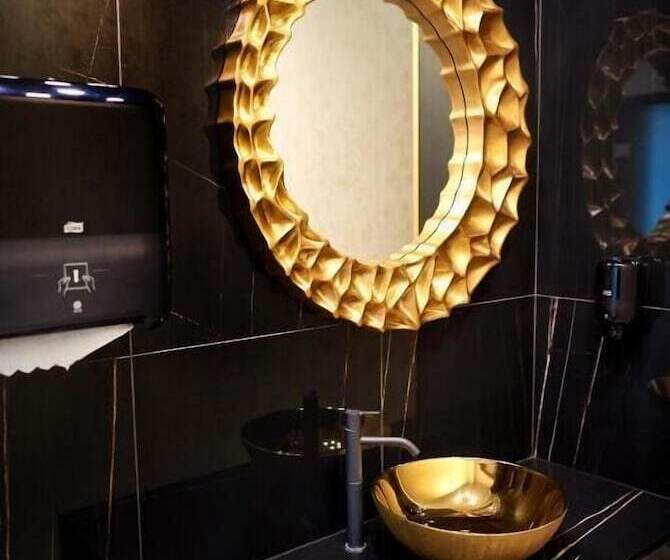 デラックスルーム, Stavros