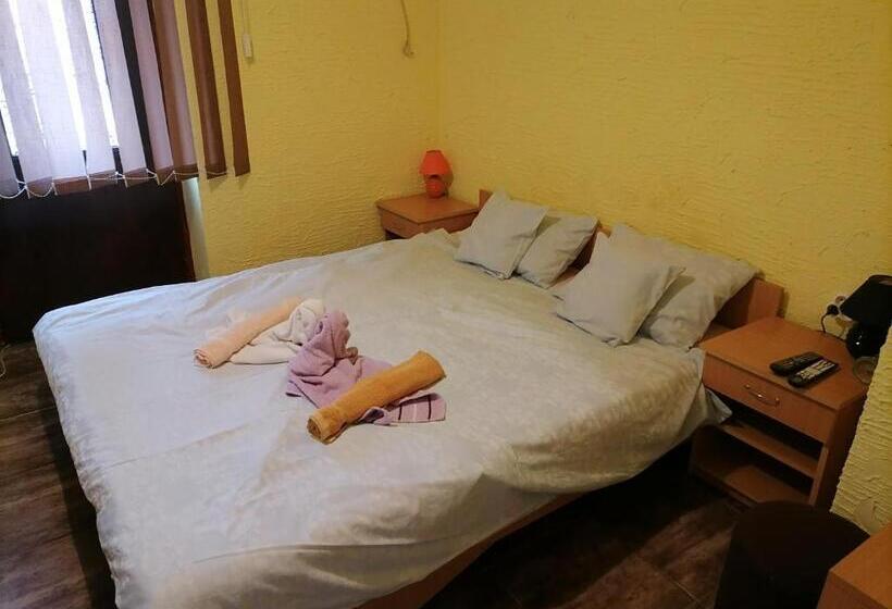 اتاق استاندارد با بالکن, Smestaj U Okviru Domacinstva Sobe Sosa