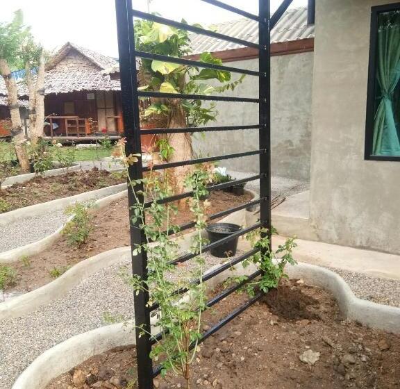 חדר סטנדרט לשלושה, T&p At Pai