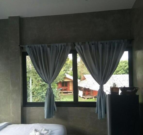 חדר סטנדרט לשלושה, T&p At Pai