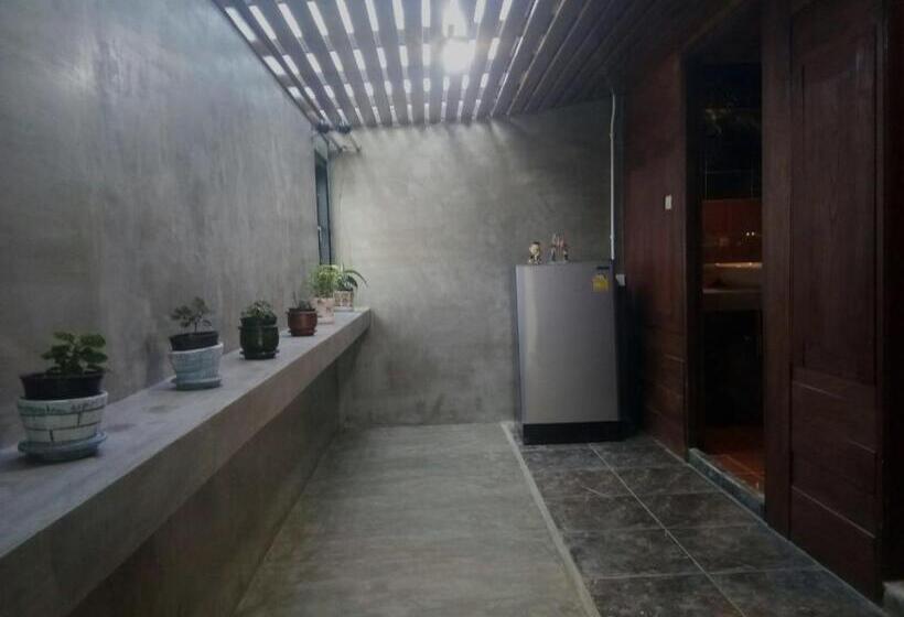 חדר משפחתי, T&p At Pai