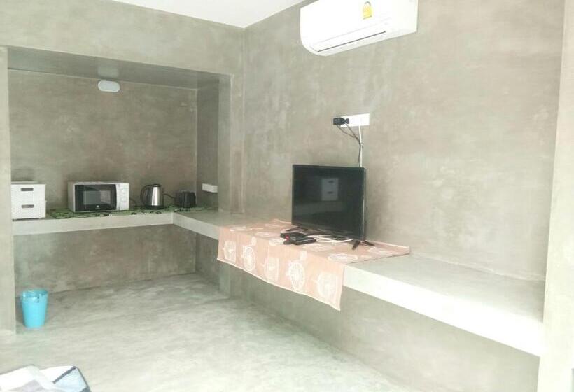 חדר משפחתי, T&p At Pai