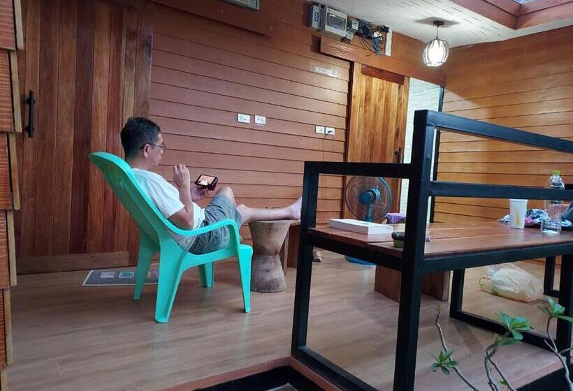 חדר סטנדרט לשלושה עם מרפסת, T&p At Pai