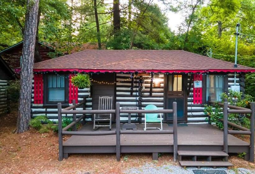 كابينة, Log Cabin Motor Court