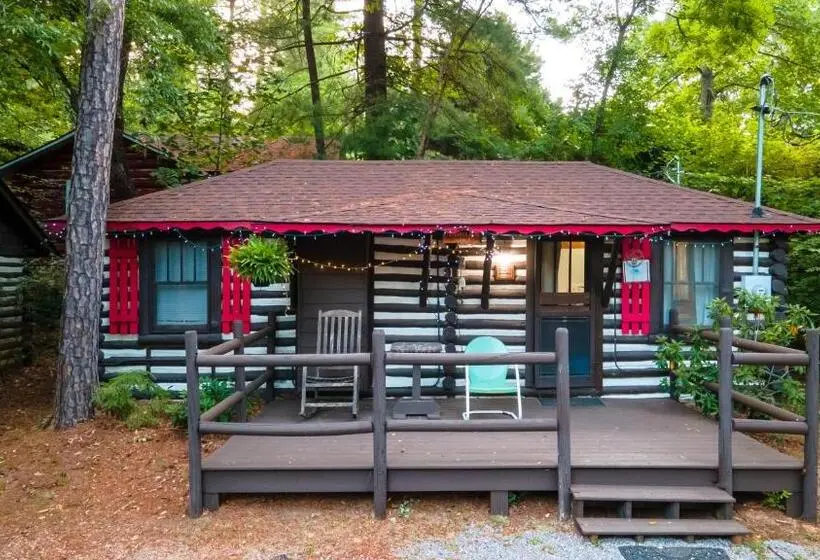 کابین, Log Cabin Motor Court