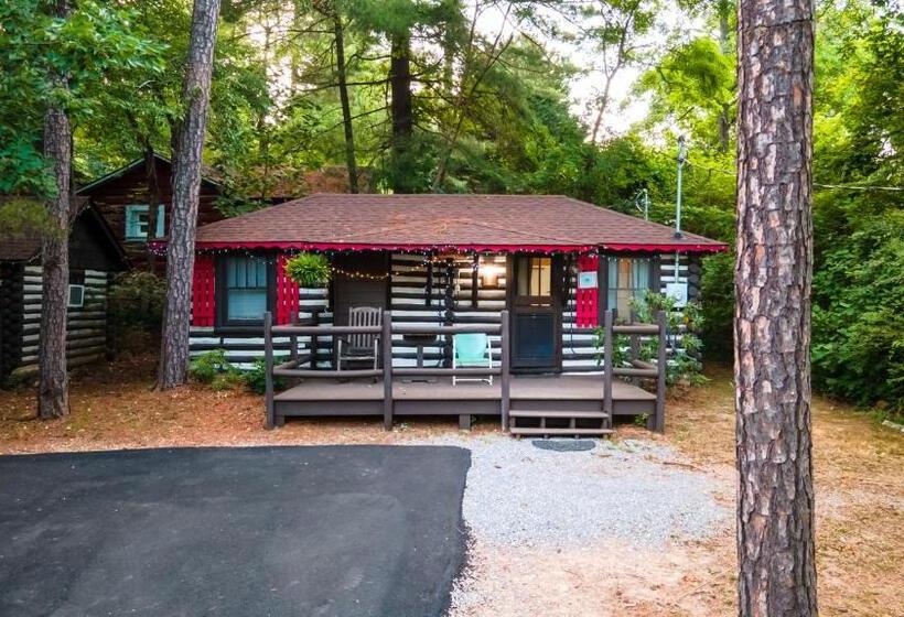 בקתה, Log Cabin Motor Court