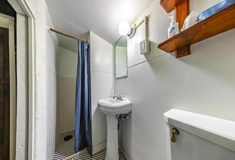 كابينة, Log Cabin Motor Court