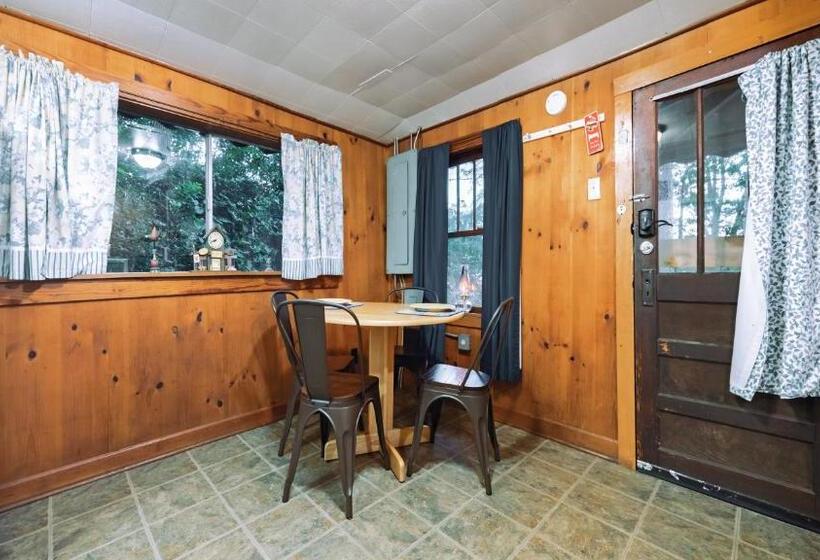 كابينة, Log Cabin Motor Court