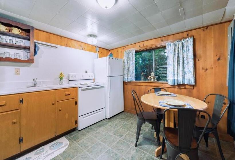 בקתה, Log Cabin Motor Court