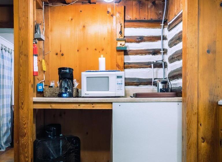 كابينة, Log Cabin Motor Court